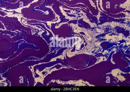 Vagues dorées et violettes de luxe. Fond ou texture marbre. Acrylique Fluid Art, style art déco. Banque D'Images