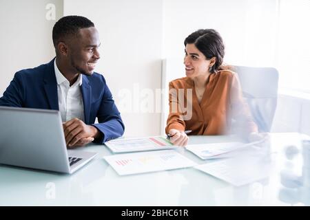 Image recadrée de la femme d'affaires écrivant sur Graph au bureau au bureau Banque D'Images