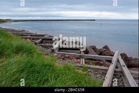 Brise-lames dans le port de North Rustico, Î.-P.-É., CA. Travaux de cribing et de riprap le long de la rive, pour la protection du littoral contre les mers lourdes dans le golfe du Saint-Laurent Banque D'Images