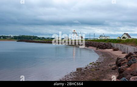 North Rustico Harbour Light - un phare actif sur la côte de l'Î.-P.-É., Canada. Passe le long de la côte, pour la protection de la côte contre les mers lourdes. Banque D'Images