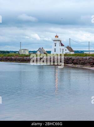 North Rustico Harbour Light - un phare actif sur la côte de l'Î.-P.-É., Canada. Passe le long de la côte, pour la protection de la côte contre les mers lourdes. Banque D'Images