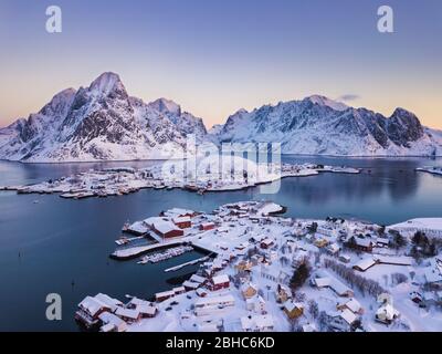 Reine Village sur les îles Lofoten en Norvège, la saison d'hiver Banque D'Images