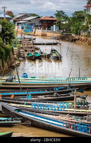 Canton de Nyaungshwe, Shan / Myanmar. 31 juillet 2019 : Station nautique Inle dans le canal Shwe d'Inle Nyaung. Une série de bateaux de pêche le long de la rivière générée Banque D'Images