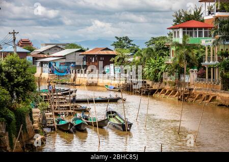 Canton de Nyaungshwe, Shan / Myanmar - 31 juillet 2019: Station de bateau Inle dans le canal d'Inle Nyaung Shwe. Une série de bateaux de pêche le long de la rivière générée Banque D'Images