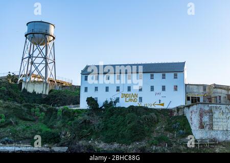 Water Tower et l'entrepôt Storehouse à la prison de l'île d'Alcatraz, San Francisco California USA, 30 mars 2020 Banque D'Images