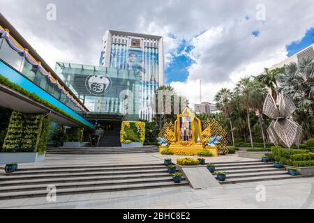 Bangkok, Watthana / Thaïlande - 22 juillet 2019: Bâtiments modernes dans le centre de Bangkok. Sur la photo la structure de KTC Touch et la construction de Kung T. Banque D'Images