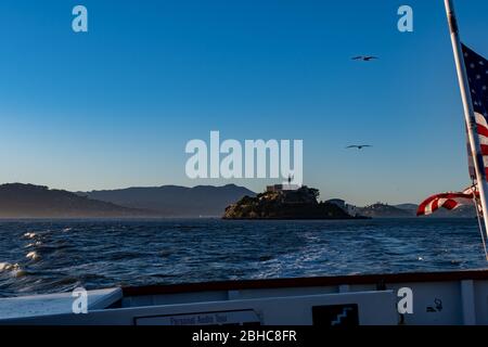 Vue sur la prison de l'île d'Alcatraz tout en faisant une excursion en ferry au départ de la baie de San Francisco aux États-Unis Banque D'Images
