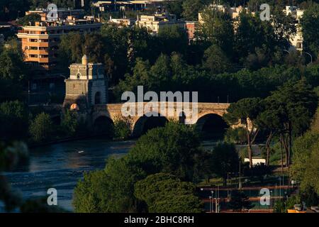 Rome, Italie. 24 avril 2020. Une vue panoramique de l'observatoire de Monte Mario montre la ville de Rome depuis une position haute pendant le maintien du pays après la nouvelle pandémie de coronavirus COVID-19. Vue supérieure du Ponte Milvio (photo de Giuseppe 'Pino' Fama/Pacific Press) crédit: Agence de presse du Pacifique/Alay Live News Banque D'Images