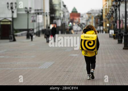 Nizhny Novgorod, RUSSIE - 24 avril 2019: Cuisine Yandex eda Yadex. Les coursiers de service de livraison de nourriture dans une rue de la ville. Banque D'Images