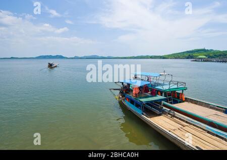 Bateau longue queue de l'embarcadère Laem Kruat jusqu'à l'île de Koh Jum, province de Krabi, Thaïlande Banque D'Images