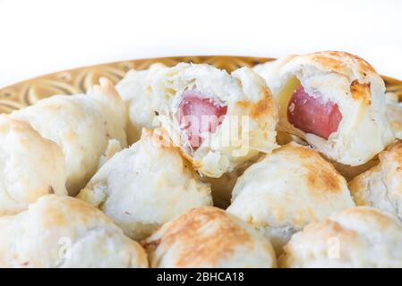 Petits pains à la saucisse. Pâte feuilletée enveloppée autour d'une saucisse et d'un fromage Banque D'Images