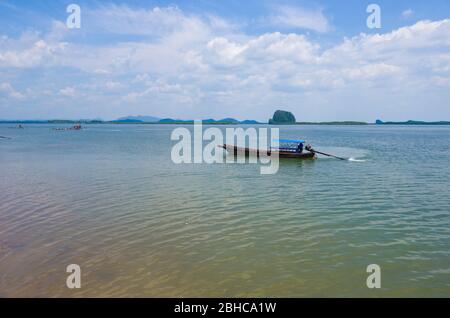 Bateau longue queue de l'embarcadère Laem Kruat jusqu'à l'île de Koh Jum, province de Krabi, Thaïlande Banque D'Images