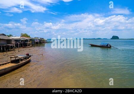 Bateau longue queue de l'embarcadère Laem Kruat jusqu'à l'île de Koh Jum, province de Krabi, Thaïlande Banque D'Images