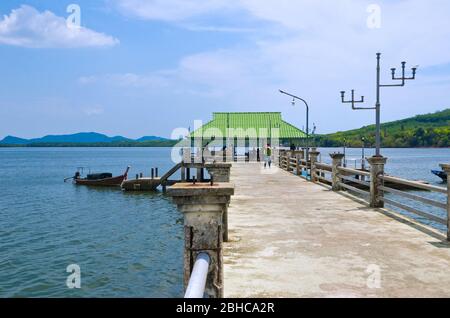 Bateau longue queue de l'embarcadère Laem Kruat jusqu'à l'île de Koh Jum, province de Krabi, Thaïlande Banque D'Images