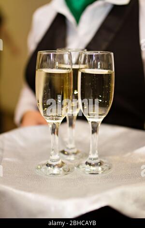 Photo de trois verres de champagne un serveur Banque D'Images