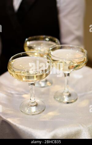 Photo de trois verres de champagne un serveur Banque D'Images