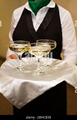 Photo de trois verres de champagne un serveur Banque D'Images