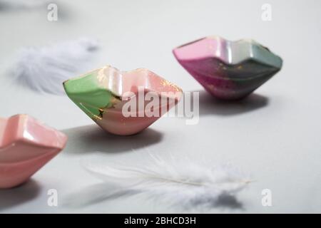 Bonbons au chocolat sous forme de lèvres sur surface grise Banque D'Images