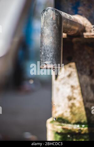 Pompe manuelle pour tirer sous l'eau souterraine en inde. Utilisation de la pompe à eau manuelle dans la rue. Fuite d'eau de la pompe à eau manuelle en inde. Économiser l'eau souterraine. Banque D'Images