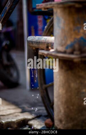 Pompe manuelle pour tirer sous l'eau souterraine en inde. Utilisation de la pompe à eau manuelle dans la rue. Fuite d'eau de la pompe à eau manuelle en inde. Économiser l'eau souterraine. Banque D'Images