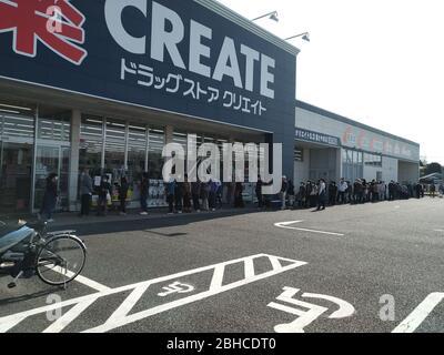 Fuji City, préfecture de Shizuoka, Japon - 4 avril 2020: File d'attente des gens pour acheter un masque de protection contre le roman Coronavirus (COVID-19). Banque D'Images