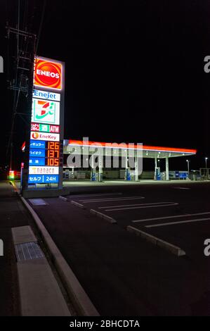 Fuji City, préfecture de Shizuoka, Japon - 25 avril 2020: Station-service ENEOS la nuit. Prise de vue verticale. Banque D'Images