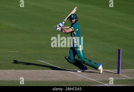 Wayne Parnell, de l'Afrique du Sud, bat pendant le Tour Match entre Sussex et l'Afrique du Sud au premier Central County Ground à Hove. 19 mai 2017 Banque D'Images