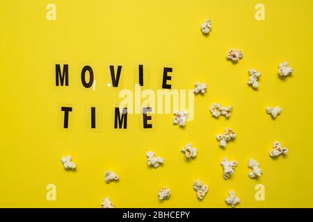 Temps du film texte lettrage avec le pop-corn salé dispersé sur fond jaune Banque D'Images