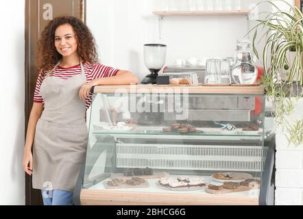 Portrait de la propriétaire d'affaires dans son café Banque D'Images
