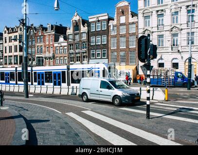 Amsterdam Pays-Bas 10 avril 2019 vue sur le tramway traditionnel dans les rues d'Amsterdam dans l'après-midi Banque D'Images