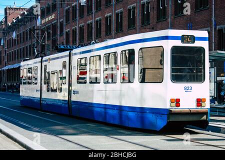 Amsterdam Pays-Bas 10 avril 2019 vue sur le tramway traditionnel dans les rues d'Amsterdam dans l'après-midi Banque D'Images