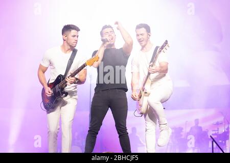 DATE DE SORTIE: 24 avril 2020 TITRE: Le bonheur continue STUDIO: Amazon DIRECTEUR: Anthony Mandler COMPLOT: Une expérience de concert en direct et regarder la vie exclusive sur la route avec les frères Jonas pendant leur tour de concert de vente 'bonheur commence' en 2019. AVEC : KEVIN JONAS, JOE JONAS, NICK JONAS. (Image de crédit : © Amazon/Entertainment Pictures) Banque D'Images