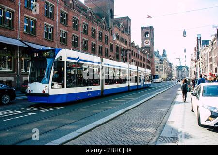 Amsterdam Pays-Bas 10 avril 2019 vue sur le tramway traditionnel dans les rues d'Amsterdam dans l'après-midi Banque D'Images