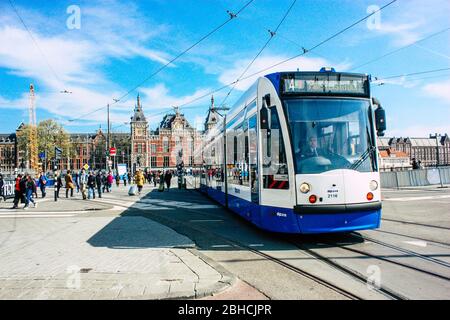 Amsterdam Pays-Bas 10 avril 2019 vue sur le tramway traditionnel dans les rues d'Amsterdam dans l'après-midi Banque D'Images