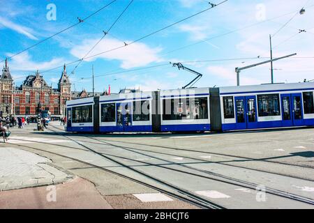 Amsterdam Pays-Bas 10 avril 2019 vue sur le tramway traditionnel dans les rues d'Amsterdam dans l'après-midi Banque D'Images