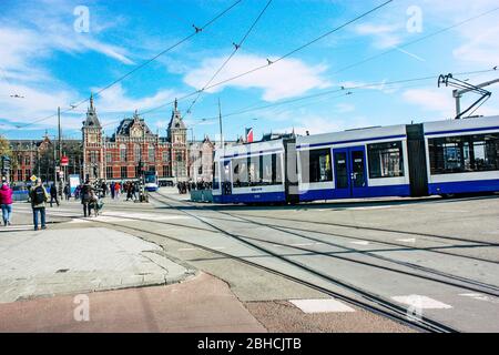 Amsterdam Pays-Bas 10 avril 2019 vue sur le tramway traditionnel dans les rues d'Amsterdam dans l'après-midi Banque D'Images