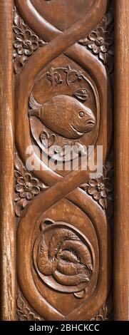 Sculptures sur bois représentant les fruits de mer locaux à l'entrée d'un restaurant de fruits de mer sur la côte des Asturies, dans le nord de l'Espagne Banque D'Images