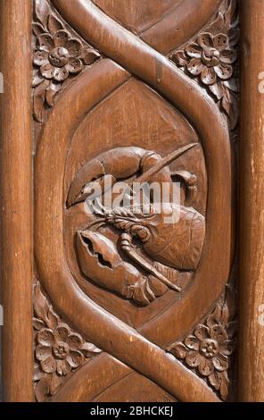 Sculptures sur bois représentant les fruits de mer locaux à l'entrée d'un restaurant de fruits de mer sur la côte des Asturies, dans le nord de l'Espagne Banque D'Images