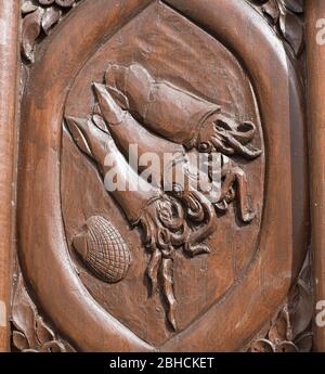 Sculptures sur bois représentant les fruits de mer locaux à l'entrée d'un restaurant de fruits de mer sur la côte des Asturies, dans le nord de l'Espagne Banque D'Images