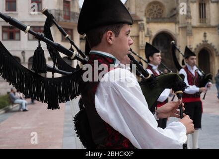 Groupe de cornemuses asturiens en robe traditionnelle à Oviedo, Asturies, nord de l'Espagne Banque D'Images