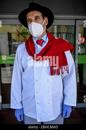 Bruxelles, Belgique. 20 avril 2020. Le chef Armando est vu après le travail à Bruxelles, Belgique, 20 avril 2020. Malgré l'impact de la pandémie COVID-19 sur la vie des populations en Belgique, des personnes restent à leur poste pendant le maintien pour fournir à d'autres l'aide et le service. Crédit: Riccardo Pareggiani/Xinhua/Alay Live News Banque D'Images