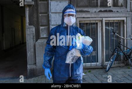 Bruxelles, Belgique. 24 avril 2020. Le docteur Hophelia est vu à Bruxelles, Belgique, le 24 avril 2020. Malgré l'impact de la pandémie COVID-19 sur la vie des populations en Belgique, des personnes restent à leur poste pendant le maintien pour fournir à d'autres l'aide et le service. Crédit: Riccardo Pareggiani/Xinhua/Alay Live News Banque D'Images