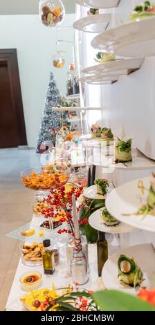 De savoureuses assiettes de canapés, suspendues avec des hors-d'œuvre au caviar et au fromage à la crème, isolées sur fond blanc, des en-cas pour les amuse-gueules pendant le brunch de l'hôtel Banque D'Images