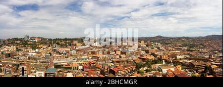 Vue sur le centre de Kampala du point de vue du minaret de la vieille mosquée de Kampala, l'un des points les plus élevés de Kampala Banque D'Images