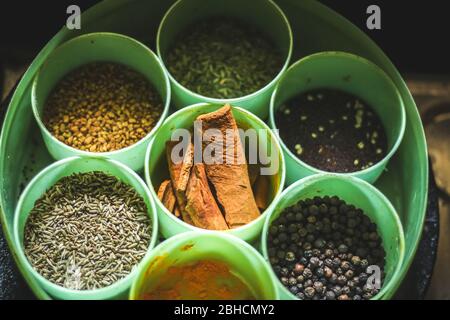 Boîte de Masala contenant des épices ( anjarai petti ) un conteneur traditionnel indien de stockage des épices, appelé Masala Daba. Gros plan sur un conteneur de maintien à main. Banque D'Images