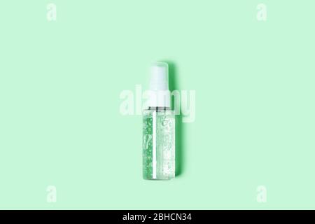 Picture with a bouteille de désinfectant pour les mains avec gel antimicrobien transparent pour la désinfection des mains. Banque D'Images