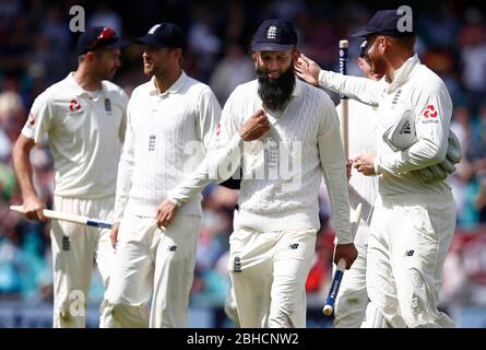 Moeen Ali de l'Angleterre mène les joueurs hors du terrain après avoir pris un tour du chapeau lors de la cinquième journée de l'Investec troisième test match entre l'Angleterre et l'Afrique du Sud, à l'ovale à Londres. 31 juil 2017 Banque D'Images