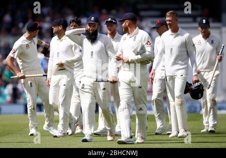 Moeen Ali de l'Angleterre mène les joueurs hors du terrain après avoir pris un tour du chapeau lors de la cinquième journée de l'Investec troisième test match entre l'Angleterre et l'Afrique du Sud, à l'ovale à Londres. 31 juil 2017 Banque D'Images