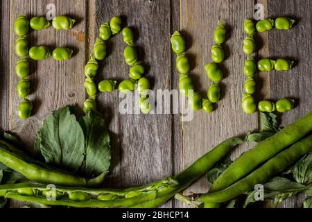 Dosettes de haricots frais. Le haricot large est une espèce de plantes à fleurs de la famille des Fabaceae de pois et de haricots. Dans les jeunes plantes, la couche extérieure de semences peut être e Banque D'Images