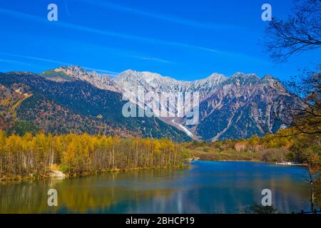 L'étang de Taisho a une belle surface qui reflète les montagnes de Hotaka, et avec des paysages environnants symbolisant le parc national de Kamikochi. Banque D'Images